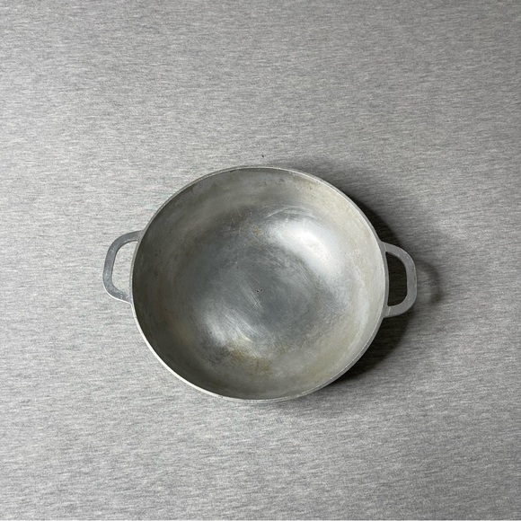 IMUSA USA 9” Traditional Colombian Natural Caldero Pot with Lid - Picture 5 of 8